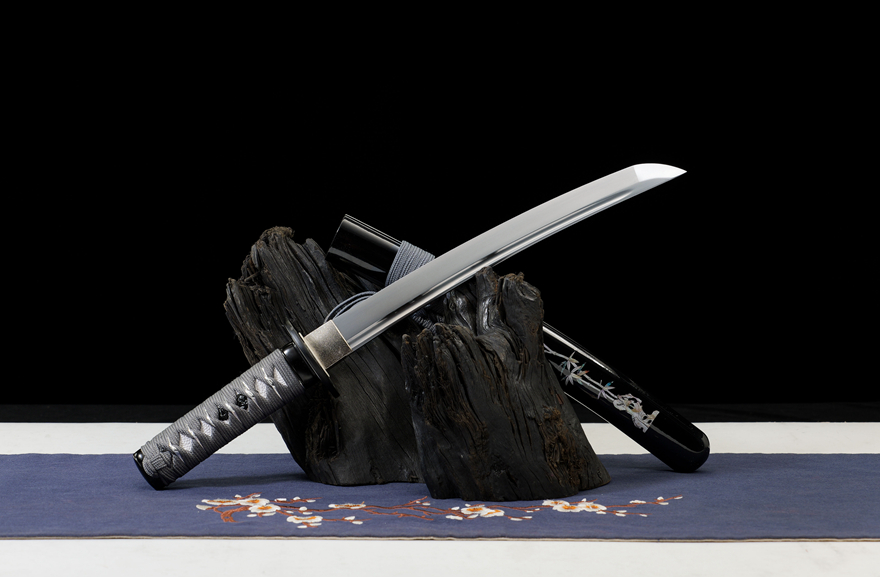三色铜“青龙刀盘”武士刀（黑檀